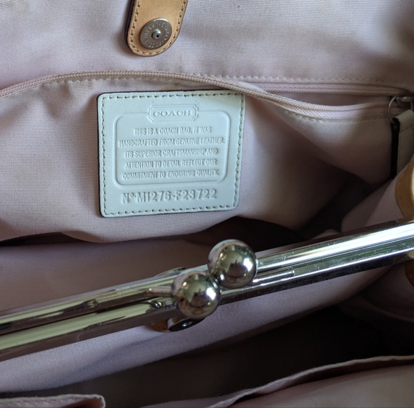 Group of Vintage Coaches . - Picture 4 of 16